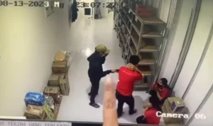 Tangkapan layar video viral karyawan minimarket ditodong pistol di Bekasi.
