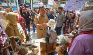 Ema Sumarna, Plh Wali Kota Bandung saat mengunjungi Pasar Kreatif Bandung di 23 Paskal.