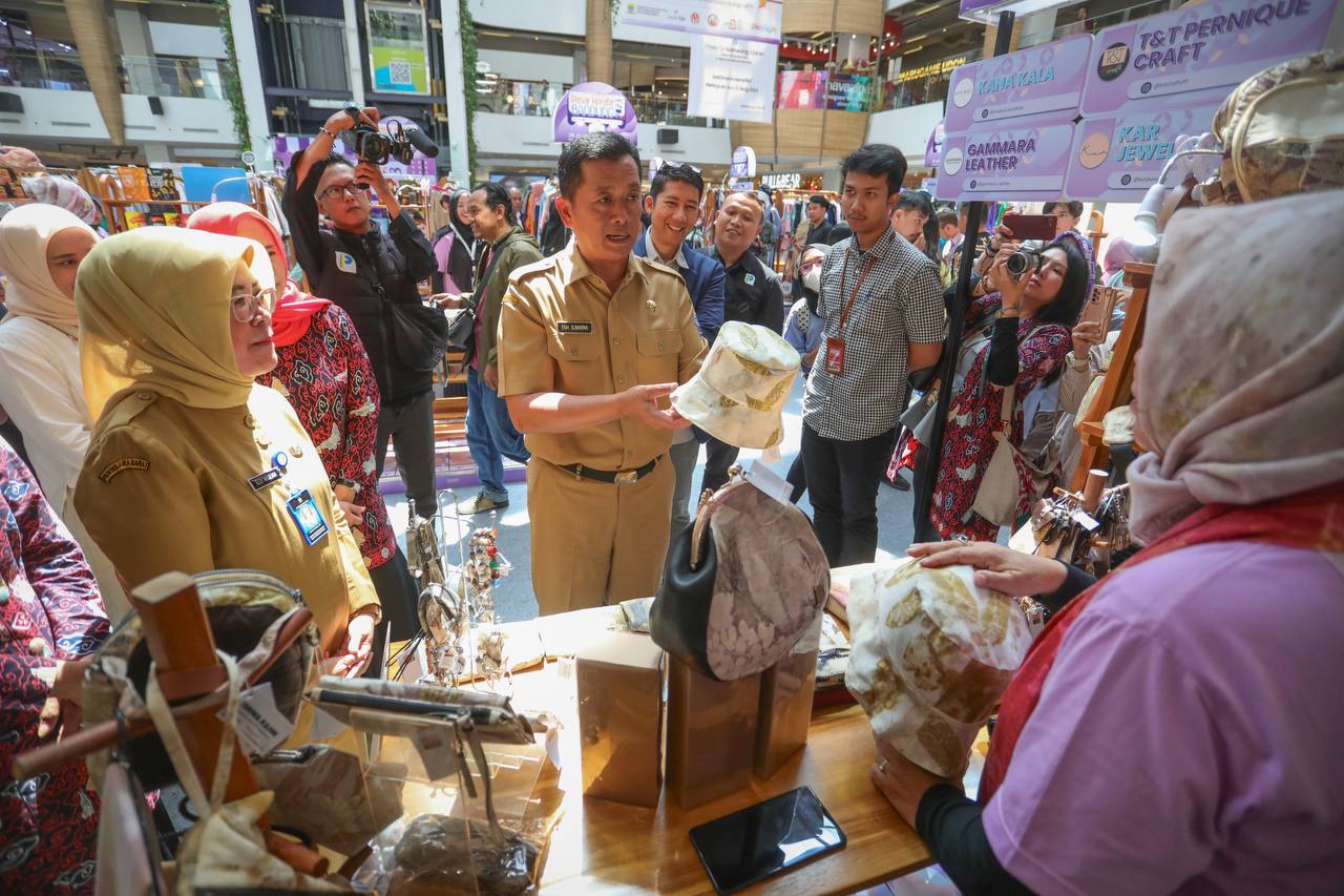 Ema Sumarna, Plh Wali Kota Bandung saat mengunjungi Pasar Kreatif Bandung di 23 Paskal.
