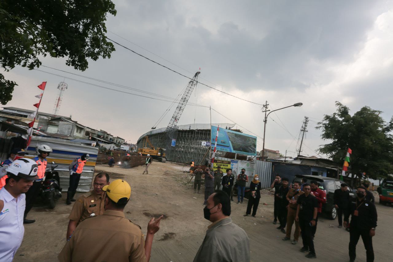 Pemkot Bandung dan Balai Teknik Perkeretaapian Kelas I Wilayah Jawa Barat saat melakukan peninjauan pembangunan fly over dan JPO di Ciroyom, Selasa 23 Agustus 2023.