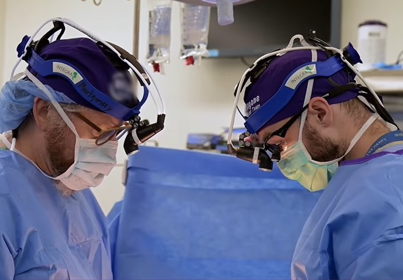 Dr. Montgomery yang memimpin operasi transplantasi ginjal babi ke manusia. (facebook NYU Langone Health)