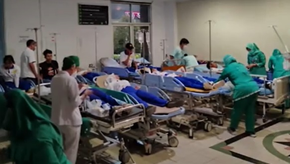 Kondisi puluhan mahasiswa yang alami keracunan saat dirawat disalah satu rumah sakit (tangkapan layar Youtube)