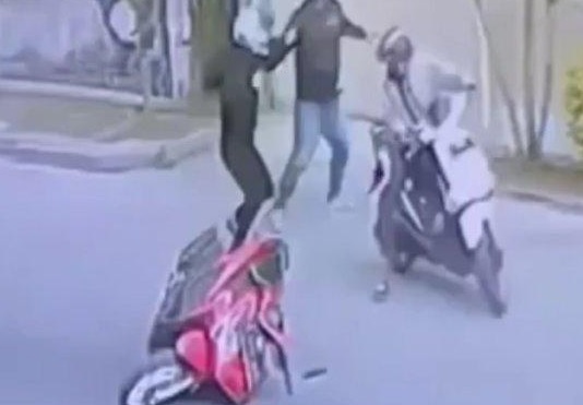 Tangkapan layar video viral, dimana seorang pemuda menghajar dua begal di Cibaduyut Bandung.