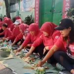 Botram massal : Momen saat warga menikmati hidangan bersama dalam acara botram massal di Cidurian utara RW 10 Sukapura Kiara Condong Bandung pada Minggu (20/8). (rita-JE))