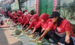 Botram massal : Momen saat warga menikmati hidangan bersama dalam acara botram massal di Cidurian utara RW 10 Sukapura Kiara Condong Bandung pada Minggu (20/8). (rita-JE))