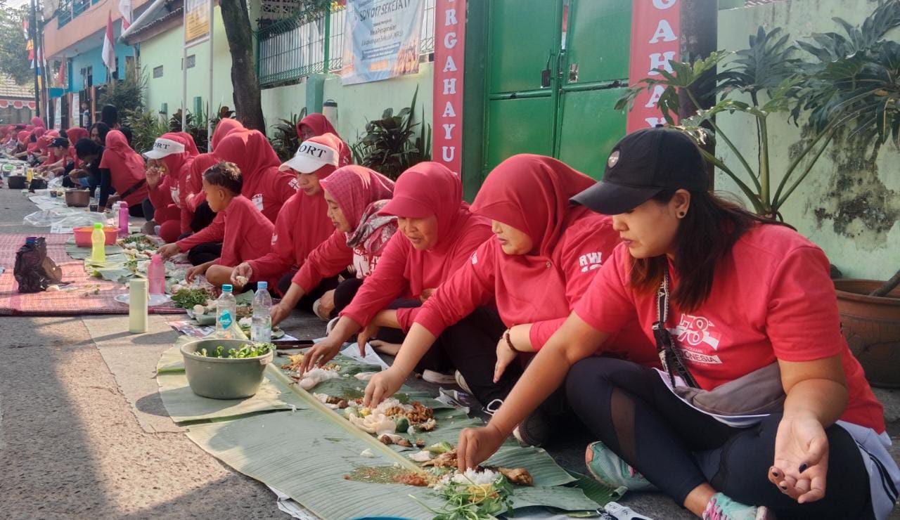 Botram massal : Momen saat warga menikmati hidangan bersama dalam acara botram massal di Cidurian utara RW 10 Sukapura Kiara Condong Bandung pada Minggu (20/8). (rita-JE))