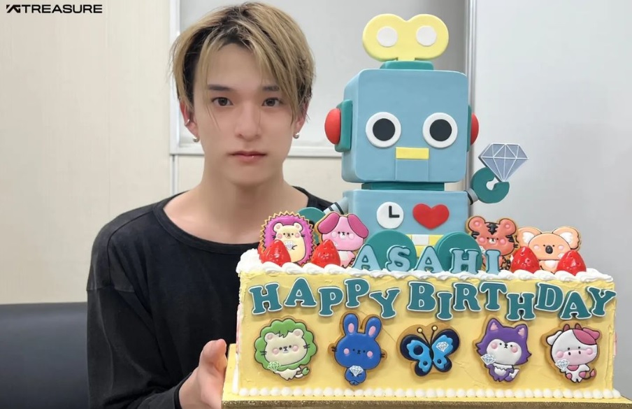 Asahi Treasure saat berpose dengan kue ulang tahun di hari jadinya ke 22 hari ini. (instagram @treasureasahi.id)