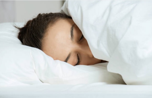 Ilustrasi larangan tidur setelah subuh yang bisa menghilangkan keberkahan. (pixabay)