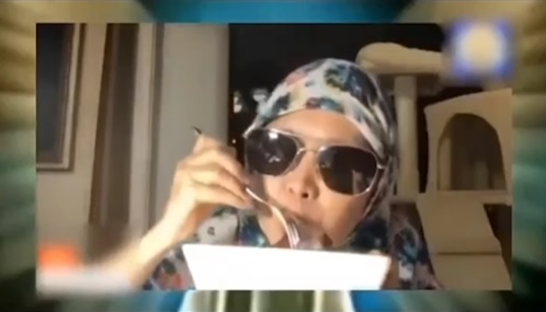 Tangkapan layar video viral seorang wanita mengaku bernama dewi bulan yang mempraktekkan cara makan babi yang halal. (instagram)