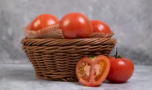 Ilustrasi manfaat tomat untuk kulit wajah yang sehat dan segar. (freepik)