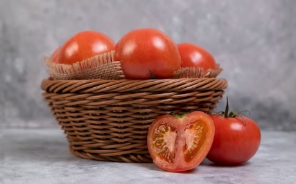 Ilustrasi manfaat tomat untuk kulit wajah yang sehat dan segar. (freepik)