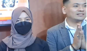 Oklin Fia akhirnya minta maaf kepada masyarakat, usai menjalani pemeriksaan di Mapolres Metro Jakarta Pusat, Kamis (24/8). (Youtube)