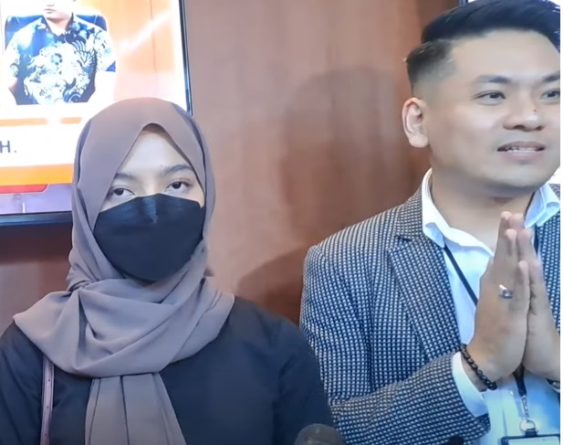 Oklin Fia akhirnya minta maaf kepada masyarakat, usai menjalani pemeriksaan di Mapolres Metro Jakarta Pusat, Kamis (24/8). (Youtube)