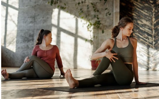 Ilustrasi olahraga yoga yang menajdi salah satu olahraga yang bisa menurunkan berat badan. (pexels)