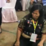 Roida Tampubolon, Ibu-ibu yang nekad siram Jokowi menggunakan air mineral saat diamankan Paspamres, di Gedung Serba Guna, Deli Serdang,minggu 27/8) (tangkapan layar video -Instagram)