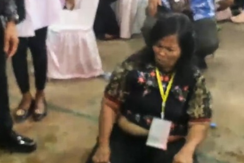 Roida Tampubolon, Ibu-ibu yang nekad siram Jokowi menggunakan air mineral saat diamankan Paspamres, di Gedung Serba Guna, Deli Serdang,minggu 27/8) (tangkapan layar video -Instagram)