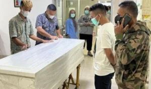 Peti jenazah pemuda Aceh yang disiksa oleh oknum anggota Paspampres hingga meninggal dunia.