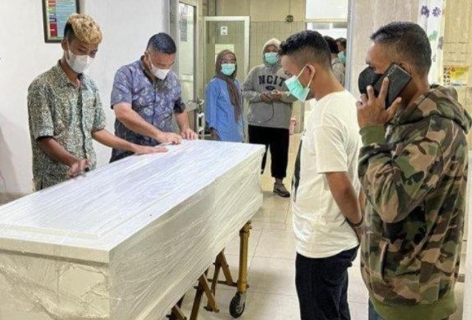 Peti jenazah pemuda Aceh yang disiksa oleh oknum anggota Paspampres hingga meninggal dunia.