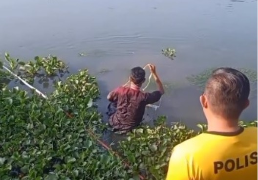 Proses evakuasi mayat korban Oknum Paspampres yang ditemukan di sungai Cibogo Karawang pada 18 Agustus 203 lalu. (instagram @infokrw)