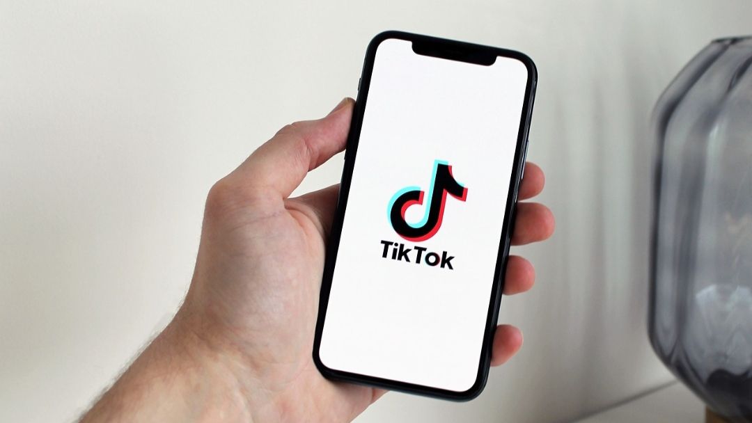 emerintah Kota New York mengambil langkah tegas dengan melarang penggunaan aplikasi TikTok pada perangkat milik pemerintah, dengan alasan utama terkait masalah keamanan.