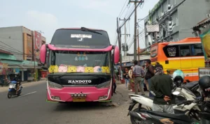 Situasi kedatangan bus AKAP di Bulak Kapal, Kota Bekasi, Senin 9 Mei 2022-FIN-
