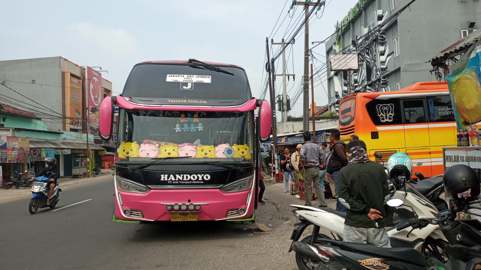 Situasi kedatangan bus AKAP di Bulak Kapal, Kota Bekasi, Senin 9 Mei 2022-FIN-