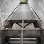 Dalam insiden yang menghebohkan, empat lempeng besi pada Jembatan Penyeberangan Orang (JPO) Warung Gantung di Jalan Daan Mogot, Semanan, Kalideres, Jakarta Barat, kembali hilang.