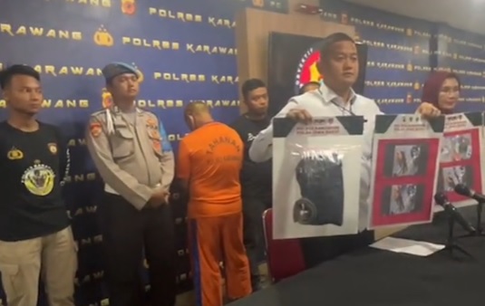 Konferensi Pers Tim Sanggabuana Polres Karawang terkait penangkapan pelaku pengancaman di sebuah toko di Karawang.