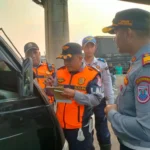 Petugas Gabungan sedang menilang kendaraan yang melanggar aturan di Kawasan Bunderan Leuwigajah, Kota Cimahi, Selasa (15/8).