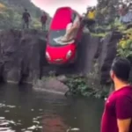penampakan mobil merah yang terjun dari atas tebing menuju kolam air terjun di India (instagram @bbcnews)