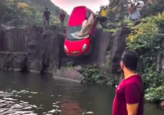 penampakan mobil merah yang terjun dari atas tebing menuju kolam air terjun di India (instagram @bbcnews)