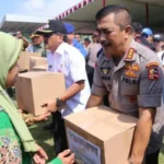 POLRI: Wakapolri Komjen Pol Agus Andrianto, menyerahkan langsung bantuan kepada warga saat kegiatan Bakti Sosial dan Bakti Kesehatan di Blora, Jawa Tengah, Rabu 26 Juli lalu.