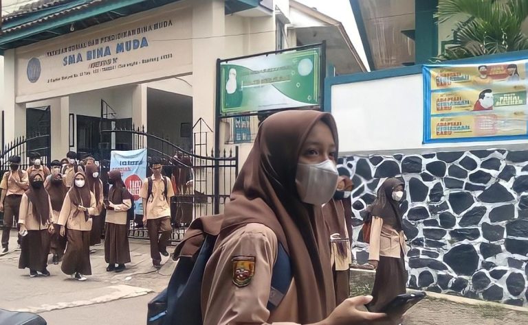 Aktivitas peserta didik Yayasan Pendidikan SMA Bina Muda di Kecamatan Cicalengka, Kabupaten Bandung sepulang sekolah. (Yanuar/Jabar Ekspres)