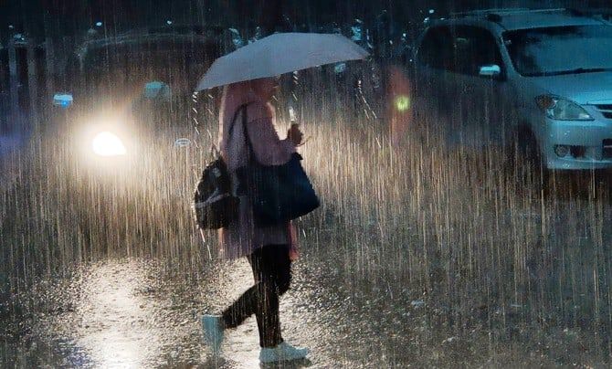 Prediksi BMKG ternyata tepat mengenai hujan yang turun di beberapa wilayah Jakarta pada malam ini. Fenomena alam ini datang dengan intensitas deras yang mencolok.