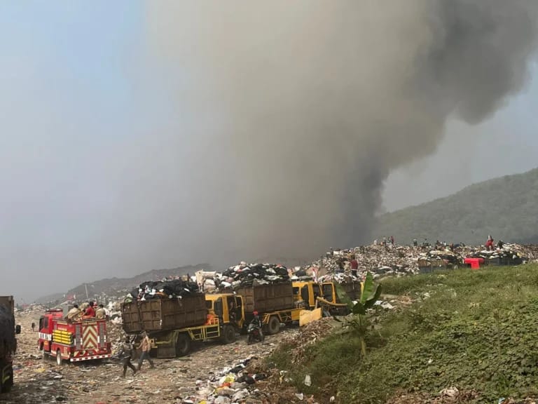 BPBD Jabar seebut hingga hari ke-10 pasca terjadinya kebakaran di TPAS Sarimukti, sekitar 16 hektar gundukan sampah yang hangus terbakar. Jabar Ekspres/Sandi Nugraha.