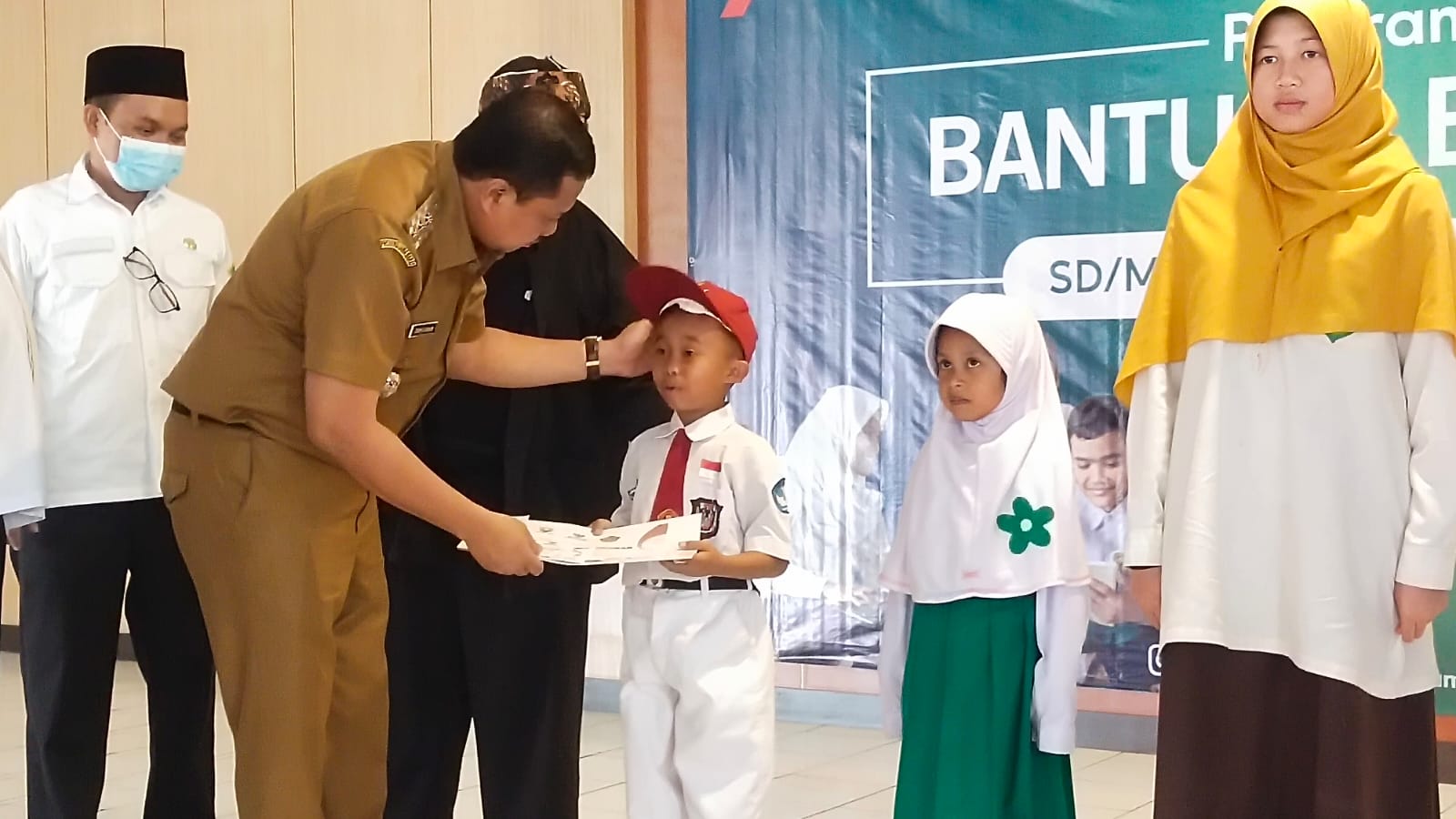 Baznas memberikan bantuan ke 2500 Siswa dan Siswi se-Kabupaten Sumedang, Jawa Barat pada Senin, 28 Agustus 2023. Jabar Ekspres/Dedi Suhandi.