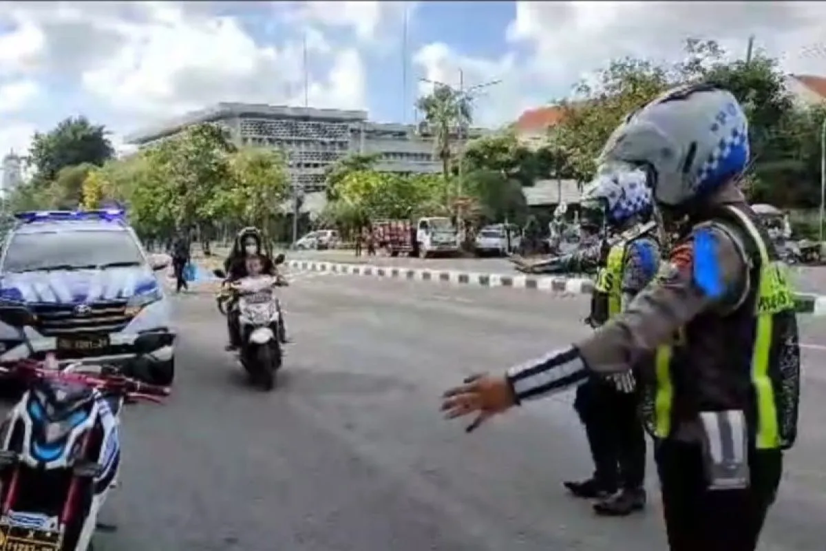 Ilustrasi. Belasan pemotor di Jalan Margonda Raya, Kota Depok, Jawa Barat ditilang polisi lalu lintas akibat nekat melawan arah. ANTARA/Hanif Nashrullah.