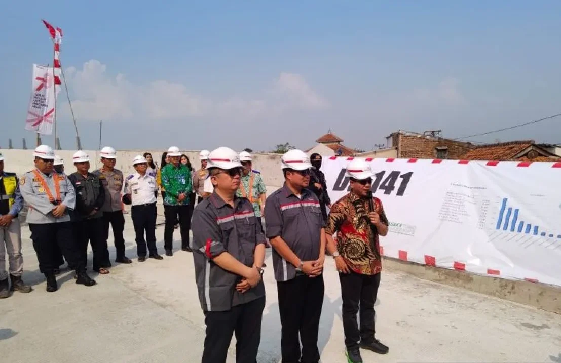Bupati Bandung, Dadang Supriatna soroti keberadaan Jembatan Cibiru Hilir dan usulkan Stasiun Tegalluar bisa diakses dari Kabupaten Bandung. ANTARA/Ricky Prayoga.