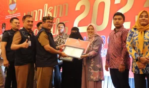 Bupati Cirebon Imron, memberikan award kepada UMKM Kabupaten Cirebon. Humas Diskominfo Kab. Cirebon.