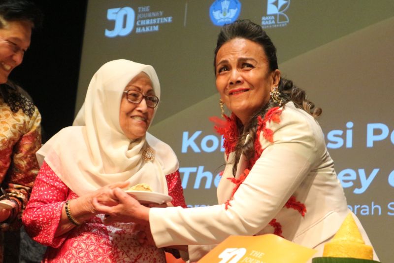 50 Tahun Berkarya di Industri Film, Christine Hakim Sujud di Kaki Sang Ibu