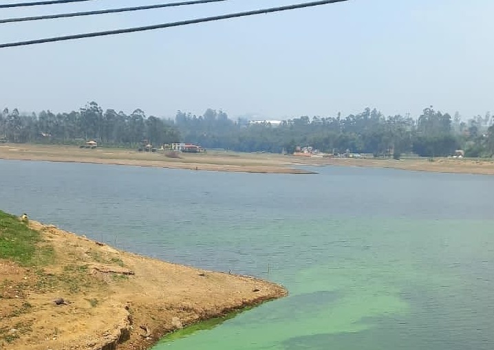 Debit air Situ Cileunca, Kecamatan Pangalengan, Kabupaten Bandung setiap harinya menyusut.Hal ini terjadi karena dampak dari musim kemarau