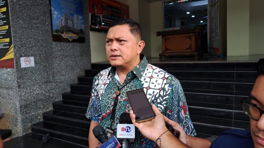 Dirreskrimum Polda Metro Jaya, Kombes Pol Hengki Haryadi mengatakan bahwa pihak Polri bakal buka suara sore ini terkait isu 3 anggotanya ditangkap bersama karyawan PT KAI terduga teroris. PMJ News/Fajar.