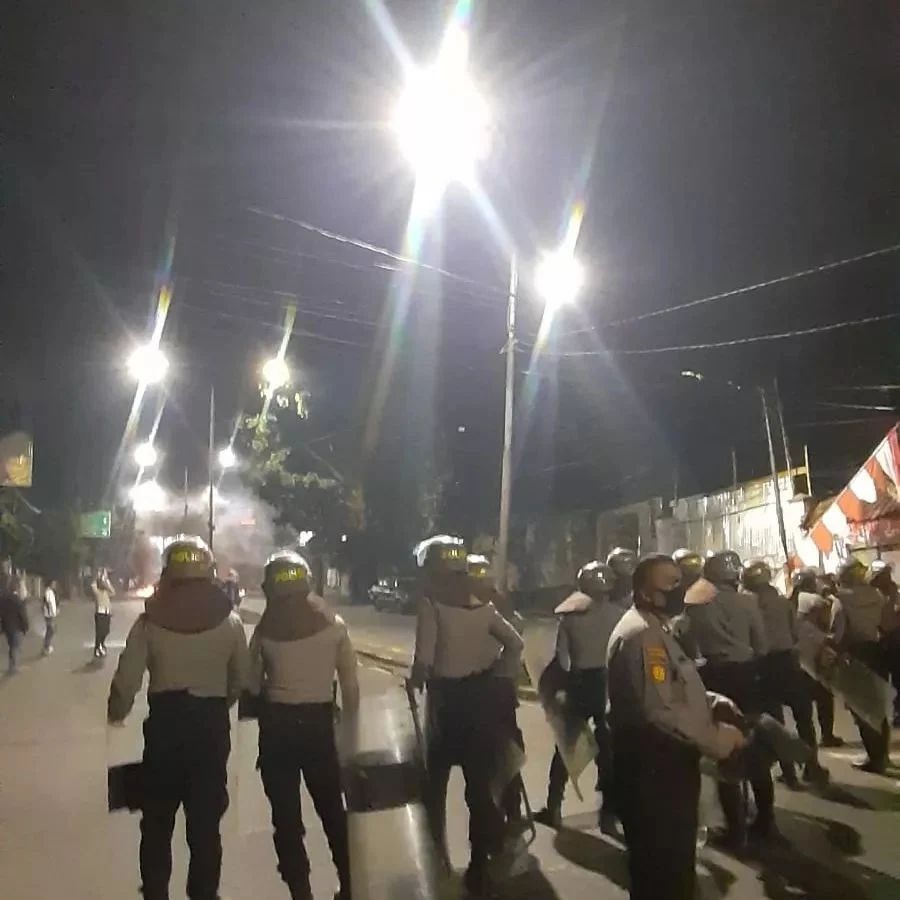 BERAKHIR RICUH: Sejumlah aparan kepolisian melakukan pengamanan dengan ketat terhadap aksi blokade Jalan Ir H Djunda, oleh warga Dago Elos, Kota Bandung yang berujung ricuh, Senin 14 Agustus 2023 malam.