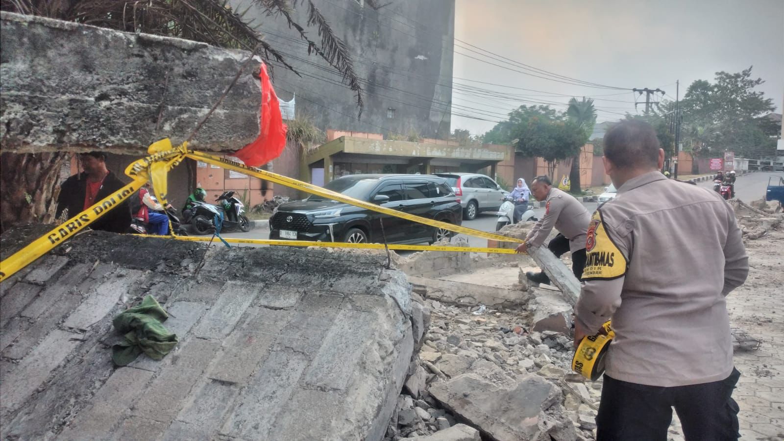 2 Pekerja Bangunan Terimpa Benteng Ruko