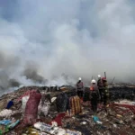 BAU TAK SEDAP: Imbas Tempat Pembuangan Akhir (TPA) sampah Sarimukti terbakar, sejumlah TPS overload di Kota Bandung. (DOK/JABAREKSPRES)