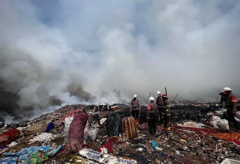 BAU TAK SEDAP: Imbas Tempat Pembuangan Akhir (TPA) sampah Sarimukti terbakar, sejumlah TPS overload di Kota Bandung. (DOK/JABAREKSPRES)