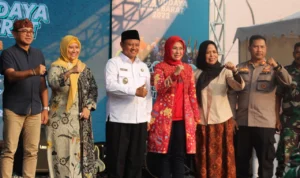 Foto bersama Wagub Jabar Uu Ruzhanul Ulum, Wabup Cirebon Wahyu Tjiptaningsih. (Dok. Humas Pemkab Cirebon)