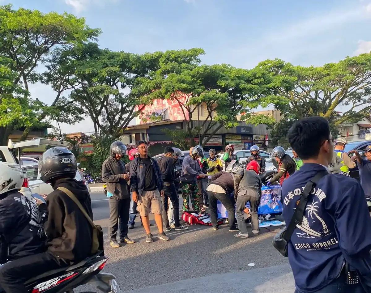 Breaking News! Laka Lantas Motor dan Mobil di Jalan Dr. Djunjunan Kota Bandung (Foto: Atep Hilmansyah/Jabar Ekspres)