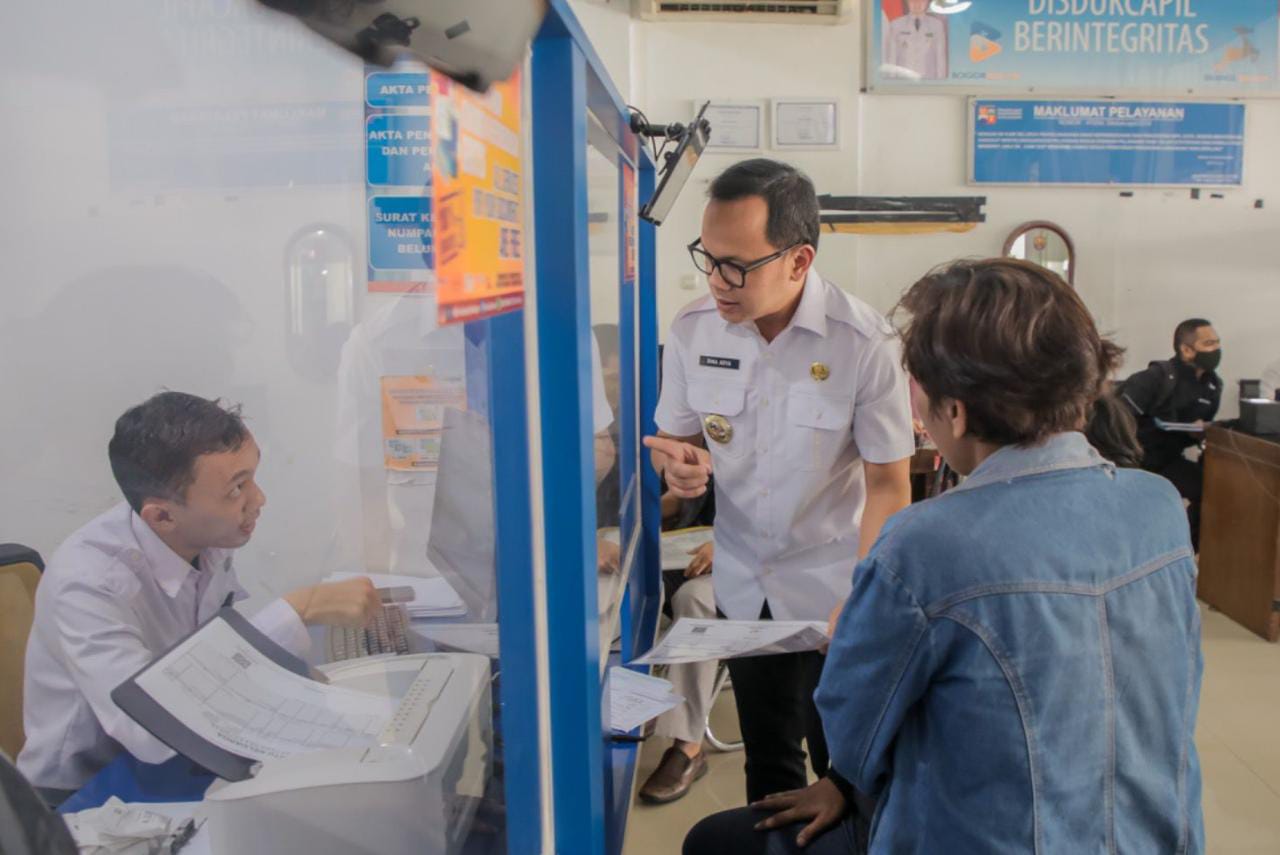 Wali Kota Bogor, Bima Arya saat meninjau sejumlah pelayanan di Kantor Disdukcapil Kota Bogor. (Yudha Prananda / Jabar Ekspres)