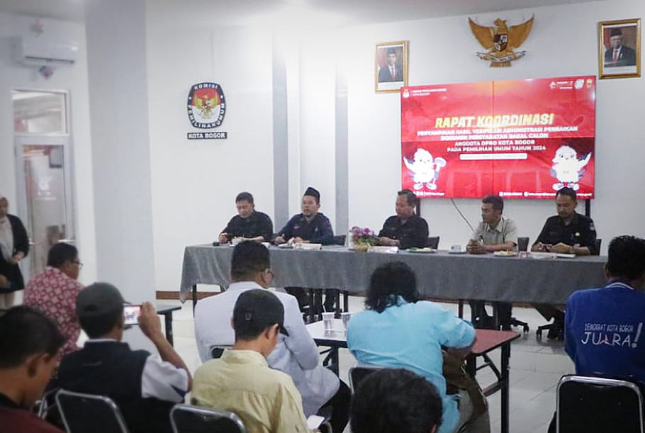 Jajaran KPU Kota Bogor saat menyampaikan hasil verifikasi administrasi perbaikan dokumen persyaratan Bacaleg DPRD Kota Bogor pada Pemilu 2024. (Yudha Prananda / Jabar Ekspres)